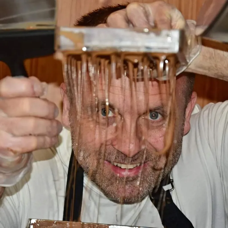 Zakladatel Pavel Jirsa při práci s čokoládou