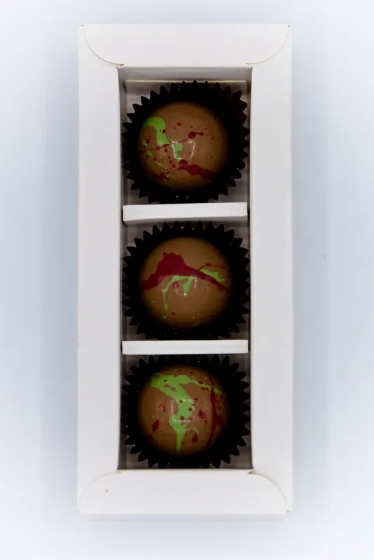 Drei handbemalte Pralinen in der Box